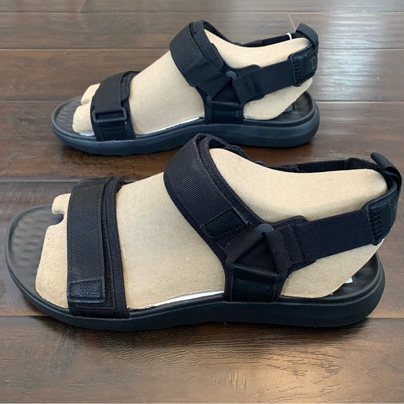 New without box Hey Dude comfortable strap sandals men’s size 13